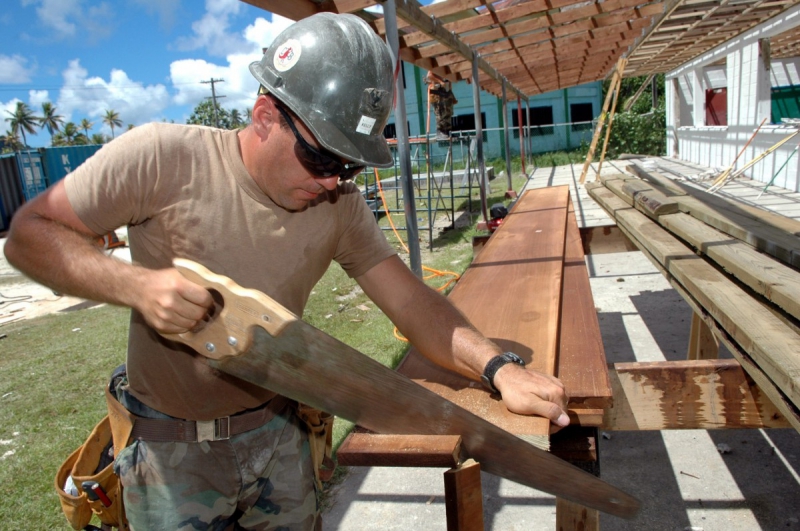 ebeniste-TARADEAU-min_worker_construction_building_carpenter_male_job_build_helmet-893290